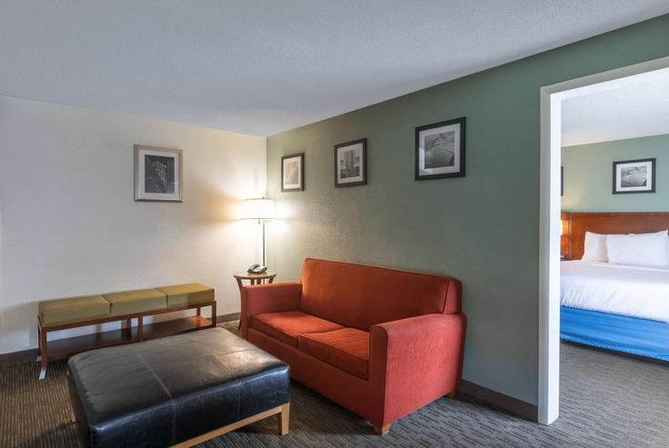 Greenville, Greenville에 위치한 Building Roper Mountain Road - wyndham - 1654151 유닛의 세련된 인테리어가 돋보이는 거실 Greenville, Greenville에 위치한 Building Roper Mountain Road - wyndham - 1654151 유닛의 세련된 인테리어가 돋보이는 거실