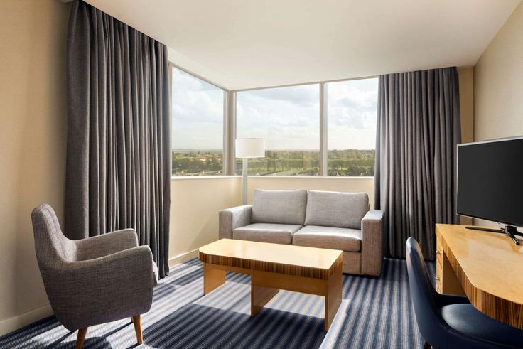 Elegant gestaltetes Wohnzimmer mit moderner Einrichtung in einer Wohnung im Building Butts - wyndham - 1657011 in Coventry, Coventry
