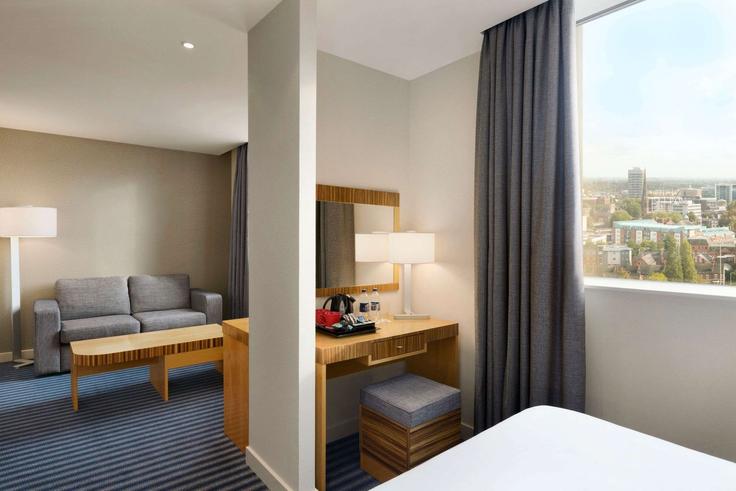 Elegant gestaltetes Wohnzimmer mit moderner Einrichtung in einer Wohnung im Building Butts - wyndham - 1656976 in Coventry, Coventry