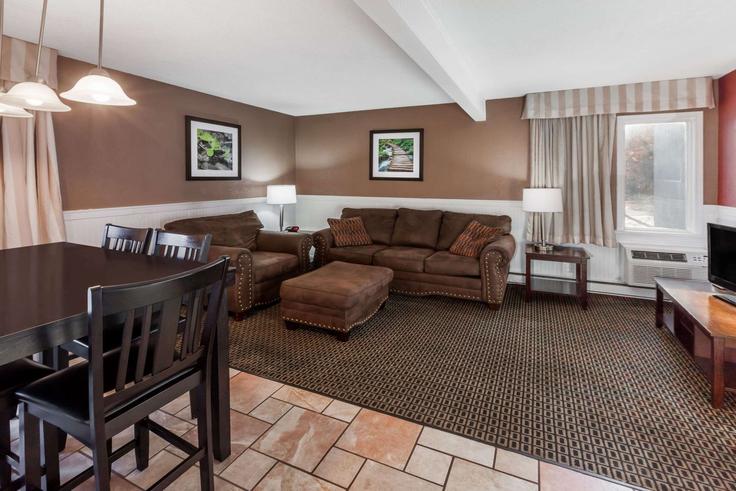 Elegant gestaltetes Wohnzimmer mit moderner Einrichtung in einer Wohnung im Building Munson Avenue - wyndham - 1653696 in Traverse City, Traverse City Elegant gestaltetes Wohnzimmer mit moderner Einrichtung in einer Wohnung im Building Munson Avenue - wyndham - 1653696 in Traverse City, Traverse City