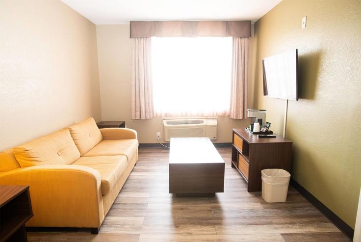 Elegant gestaltetes Wohnzimmer mit moderner Einrichtung in einer Wohnung im Building Kennedy Road South - wyndham - 1678917 in Mississauga, Mississauga Elegant gestaltetes Wohnzimmer mit moderner Einrichtung in einer Wohnung im Building Kennedy Road South - wyndham - 1678917 in Mississauga, Mississauga