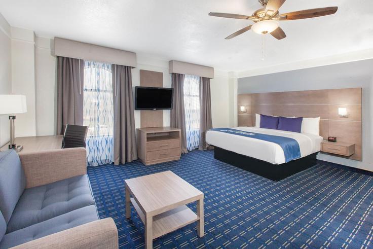 Elegant gestaltetes Wohnzimmer mit moderner Einrichtung in einer Wohnung im Building West Nasa Parkway - wyndham - 1654692 in Webster, Webster