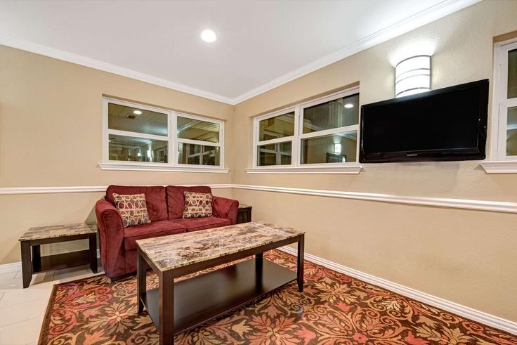 Elegant gestaltetes Wohnzimmer mit moderner Einrichtung in einer Wohnung im Building West Spring Valley Road - wyndham - 1687426 in Richardson, Richardson Elegant gestaltetes Wohnzimmer mit moderner Einrichtung in einer Wohnung im Building West Spring Valley Road - wyndham - 1687426 in Richardson, Richardson