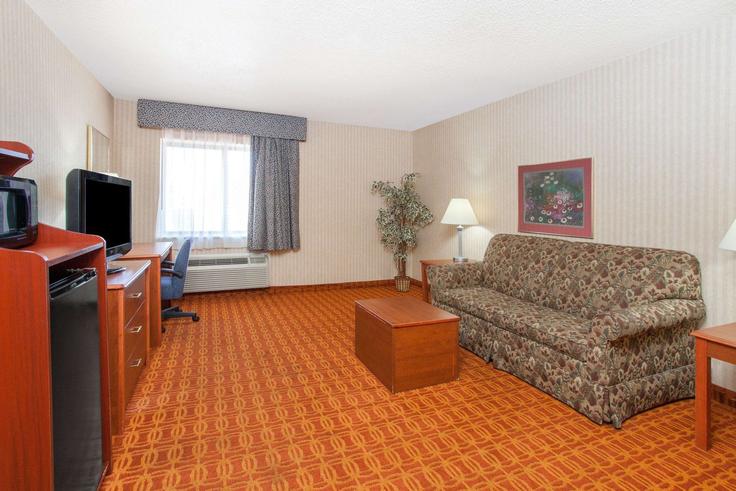 Roseville, Roseville에 위치한 Building East 13 Mile Road - wyndham - 1664387 유닛의 세련된 인테리어가 돋보이는 거실 Roseville, Roseville에 위치한 Building East 13 Mile Road - wyndham - 1664387 유닛의 세련된 인테리어가 돋보이는 거실