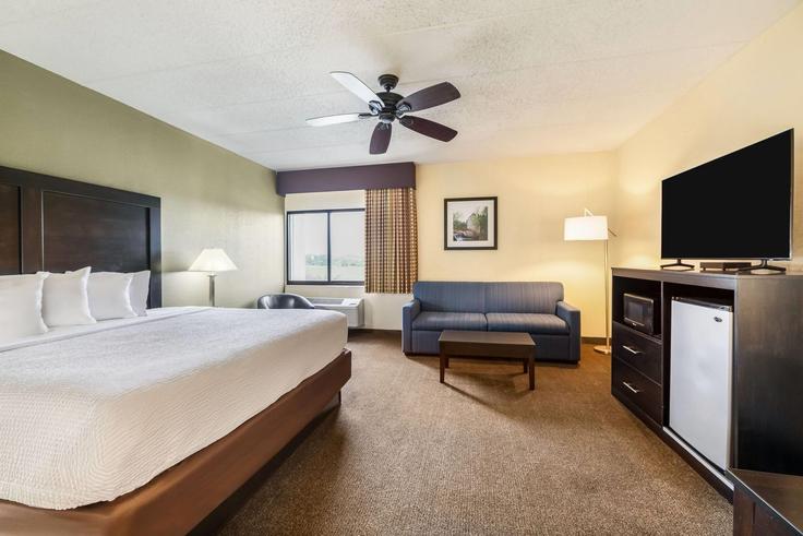 Elegant gestaltetes Wohnzimmer mit moderner Einrichtung in einer Wohnung im Building Midland Road - wyndham - 1649507 in Janesville, Janesville Elegant gestaltetes Wohnzimmer mit moderner Einrichtung in einer Wohnung im Building Midland Road - wyndham - 1649507 in Janesville, Janesville