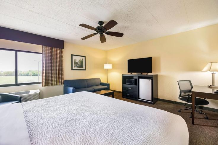 Elegante sala de estar con mobiliario moderno en un apartamento en Building Midland Road - wyndham - 1649541 en Janesville, Janesville
