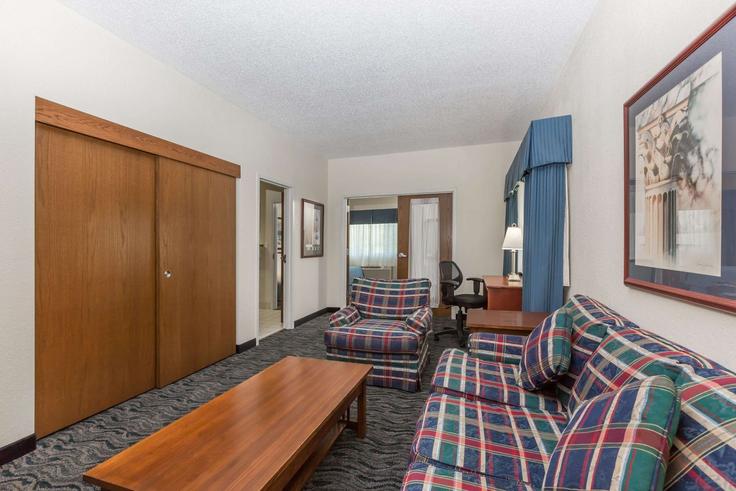 Des Moines Des MoinesのBuilding Willow Creek Avenue - wyndham - 1650898のアパートメントにある、モダンな家具を備えたエレガントなデザインのリビングルーム Des Moines Des MoinesのBuilding Willow Creek Avenue - wyndham - 1650898のアパートメントにある、モダンな家具を備えたエレガントなデザインのリビングルーム
