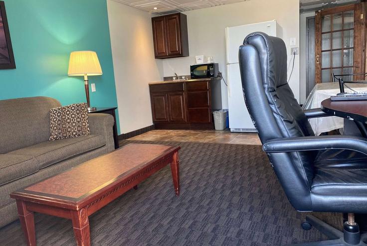 Elegant gestaltetes Wohnzimmer mit moderner Einrichtung in einer Wohnung im Building Jane Street - wyndham - 1674576 in Miramichi, Miramichi