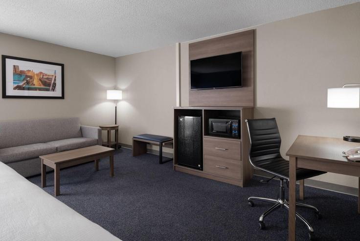 Elegant gestaltetes Wohnzimmer mit moderner Einrichtung in einer Wohnung im Building Jason Way Court - wyndham - 1664569 in Davenport, Davenport