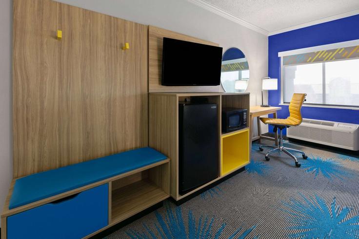 Elegant gestaltetes Wohnzimmer mit moderner Einrichtung in einer Wohnung im Building Burnham Road - wyndham - 1669272 in Fort Smith, Fort Smith Elegant gestaltetes Wohnzimmer mit moderner Einrichtung in einer Wohnung im Building Burnham Road - wyndham - 1669272 in Fort Smith, Fort Smith