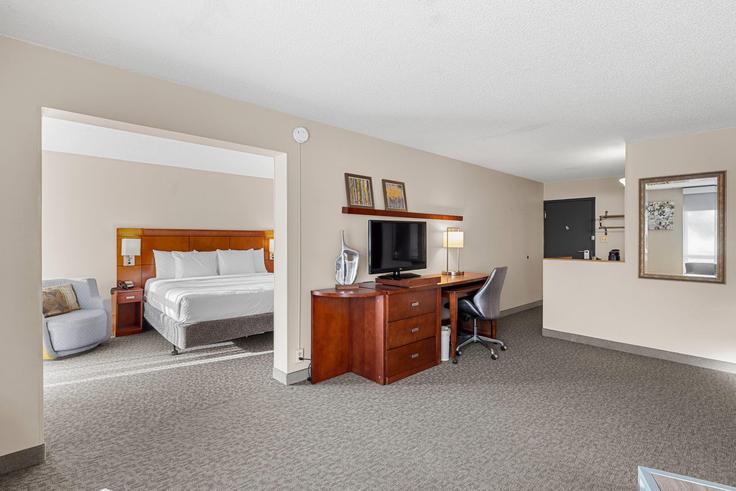 Salle de séjour élégante avec mobilier moderne dans un appartement à Building West F Street - wyndham - 1675819 à Casper, Casper Salle de séjour élégante avec mobilier moderne dans un appartement à Building West F Street - wyndham - 1675819 à Casper, Casper