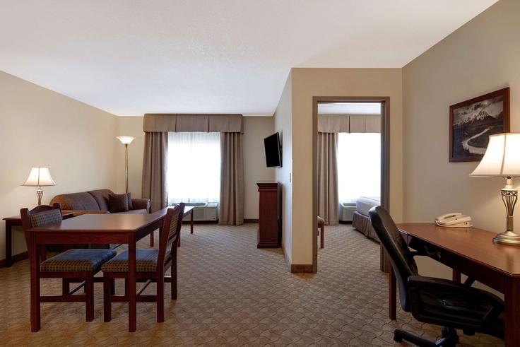 Elegante sala de estar con mobiliario moderno en un apartamento en Building 122 Avenue - wyndham - 1655383 en Dawson Creek, Dawson Creek Elegante sala de estar con mobiliario moderno en un apartamento en Building 122 Avenue - wyndham - 1655383 en Dawson Creek, Dawson Creek