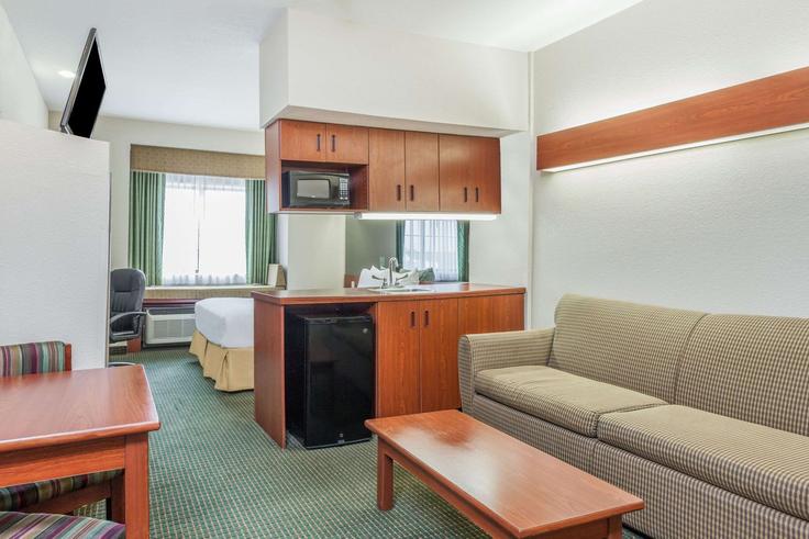 Salle de séjour élégante avec mobilier moderne dans un appartement à Building North 78th Street - wyndham - 1655083 à Kansas City, Kansas City Salle de séjour élégante avec mobilier moderne dans un appartement à Building North 78th Street - wyndham - 1655083 à Kansas City, Kansas City