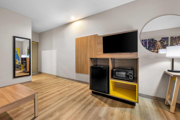 Elegant gestaltetes Wohnzimmer mit moderner Einrichtung in einer Wohnung im Building North 78th Street - wyndham - 1657612 in Kansas City, Kansas City