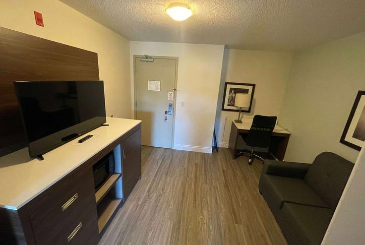 Peterborough, Peterborough에 위치한 Building Lansdowne Street West - wyndham - 1676711 유닛의 세련된 인테리어가 돋보이는 거실