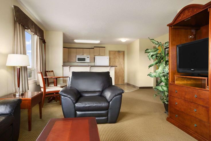 Salle de séjour élégante avec mobilier moderne dans un appartement à Building 50 Avenue - wyndham - 1655059 à Bonnyville, Bonnyville