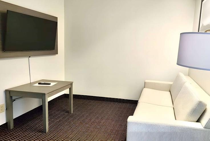 Sala de estar elegantemente projetada com móveis modernos em um apartamento no Building Conley Road - wyndham - 1651372 em Columbia, Columbia Sala de estar elegantemente projetada com móveis modernos em um apartamento no Building Conley Road - wyndham - 1651372 em Columbia, Columbia