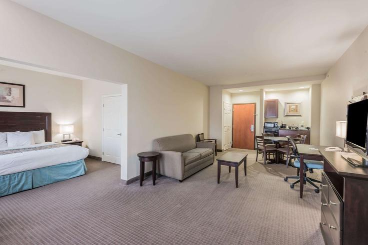 New Braunfels New BraunfelsのBuilding Farm to Market Road 306 - wyndham - 1663369のアパートメントにある、モダンな家具を備えたエレガントなデザインのリビングルーム New Braunfels New BraunfelsのBuilding Farm to Market Road 306 - wyndham - 1663369のアパートメントにある、モダンな家具を備えたエレガントなデザインのリビングルーム