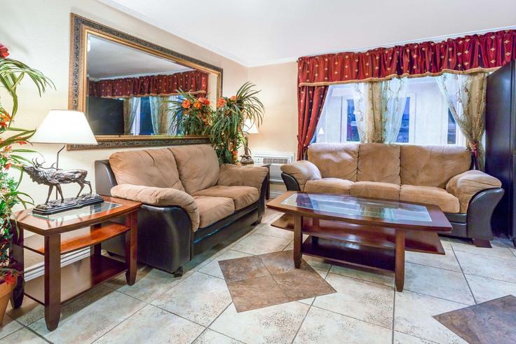 Sala de estar elegantemente projetada com móveis modernos em um apartamento no Building North Chestnut Street - wyndham - 1674501 em Colorado Springs, Colorado Springs