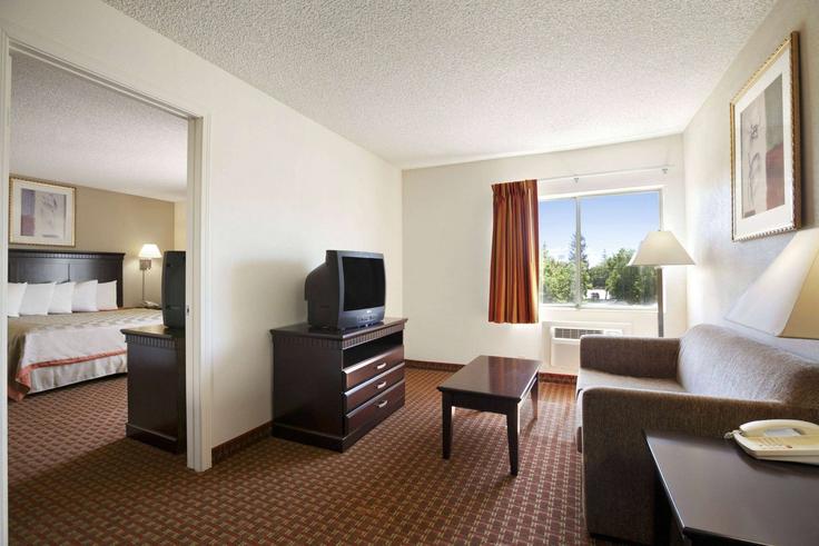 Building Mather Field Road - wyndham - 1655784 adresindeki bir dairede modern mobilyalarla zarif bir şekilde tasarlanmış oturma odası Rancho Cordova, Rancho Cordova