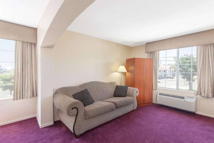 Fresno FresnoのBuilding North Barcus Avenue - wyndham - 1652497のアパートメントにある、モダンな家具を備えたエレガントなデザインのリビングルーム Fresno FresnoのBuilding North Barcus Avenue - wyndham - 1652497のアパートメントにある、モダンな家具を備えたエレガントなデザインのリビングルーム