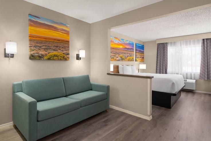 Salle de séjour élégante avec mobilier moderne dans un appartement à Building Centre Avenue Southeast - wyndham - 1656196 à Albuquerque, Albuquerque