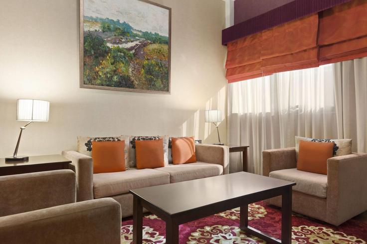 Elegant gestaltetes Wohnzimmer mit moderner Einrichtung in einer Wohnung im Building Al Ittihad Street - wyndham - 1657454 in Ajman, Ajman Elegant gestaltetes Wohnzimmer mit moderner Einrichtung in einer Wohnung im Building Al Ittihad Street - wyndham - 1657454 in Ajman, Ajman