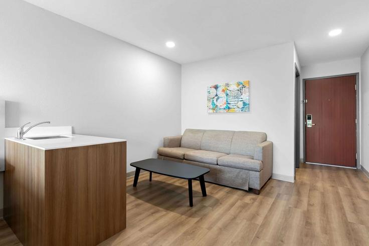 Elegant gestaltetes Wohnzimmer mit moderner Einrichtung in einer Wohnung im Building East Admiral Place - wyndham - 1672982 in Tulsa, Tulsa Elegant gestaltetes Wohnzimmer mit moderner Einrichtung in einer Wohnung im Building East Admiral Place - wyndham - 1672982 in Tulsa, Tulsa