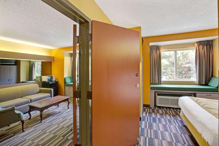 Gatlinburg, Gatlinburg에 위치한 Building Airport Road - wyndham - 1669883 유닛의 세련된 인테리어가 돋보이는 거실