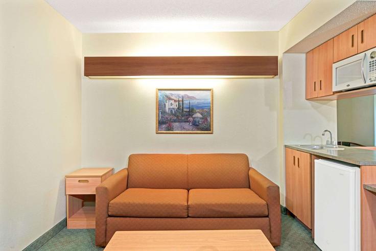 Elegant gestaltetes Wohnzimmer mit moderner Einrichtung in einer Wohnung im Building North Germantown Parkway - wyndham - 1689661 in Memphis, Memphis Elegant gestaltetes Wohnzimmer mit moderner Einrichtung in einer Wohnung im Building North Germantown Parkway - wyndham - 1689661 in Memphis, Memphis