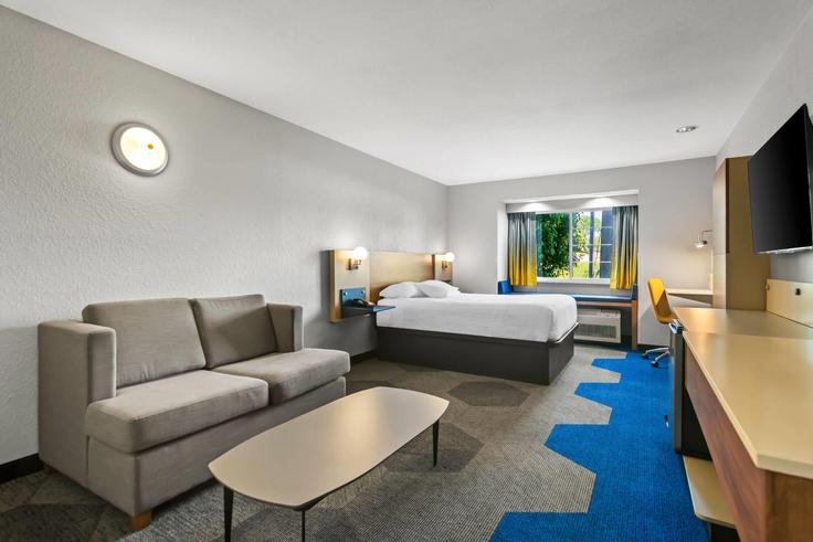 Sala de estar elegantemente projetada com móveis modernos em um apartamento no Building Richard Joseph Boulevard - wyndham - 1670936 em Joplin, Joplin Sala de estar elegantemente projetada com móveis modernos em um apartamento no Building Richard Joseph Boulevard - wyndham - 1670936 em Joplin, Joplin