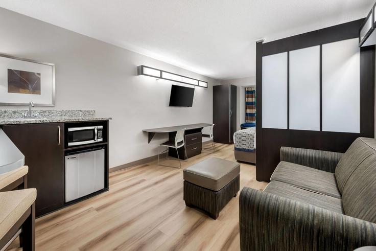 Greenville, Greenville에 위치한 Building Ketron Court - wyndham - 1676675 유닛의 세련된 인테리어가 돋보이는 거실 Greenville, Greenville에 위치한 Building Ketron Court - wyndham - 1676675 유닛의 세련된 인테리어가 돋보이는 거실