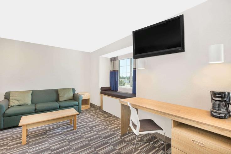 Elegante sala de estar con mobiliario moderno en un apartamento en Building Southeast 16th Street - wyndham - 1671407 en Ames, Ames