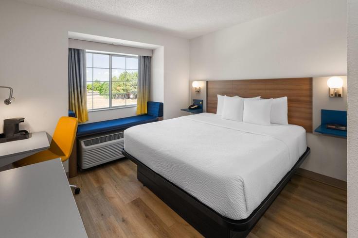 Denver Denver에 위치한 East 63rd Avenue 1678418P의 1침실 가구 완비 유닛, 사진 1