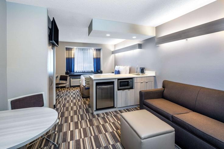 Elegante sala de estar con mobiliario moderno en un apartamento en Building Buford Highway Northeast - wyndham - 1692602 en Brookhaven, Brookhaven Elegante sala de estar con mobiliario moderno en un apartamento en Building Buford Highway Northeast - wyndham - 1692602 en Brookhaven, Brookhaven
