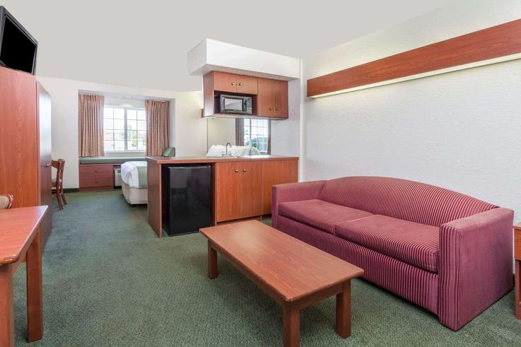 Elegant gestaltetes Wohnzimmer mit moderner Einrichtung in einer Wohnung im Building Whitetail Drive - wyndham - 1675487 in Marianna, Marianna Elegant gestaltetes Wohnzimmer mit moderner Einrichtung in einer Wohnung im Building Whitetail Drive - wyndham - 1675487 in Marianna, Marianna