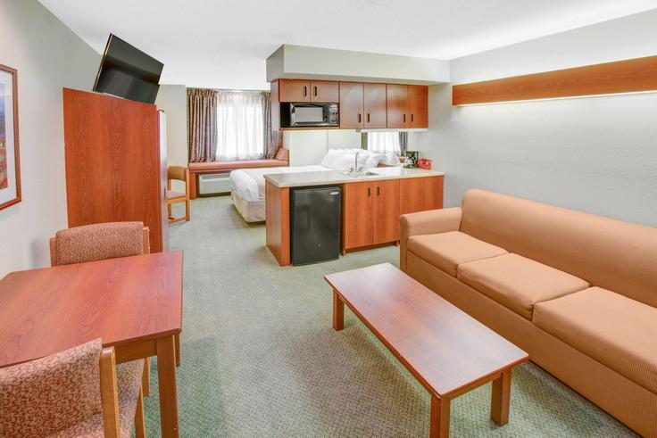 Hattiesburg, Hattiesburg에 위치한 Building Westover Drive - wyndham - 1672682 유닛의 세련된 인테리어가 돋보이는 거실
