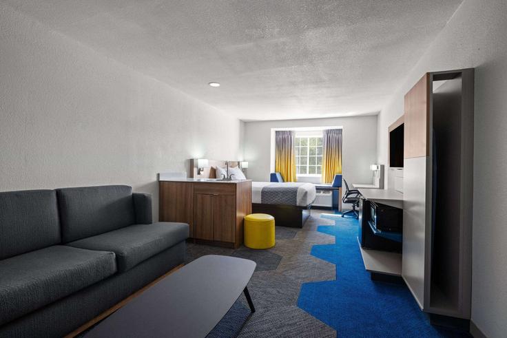 Elegant gestaltetes Wohnzimmer mit moderner Einrichtung in einer Wohnung im Building Martin Luther King Boulevard - wyndham - 1675661 in Bayou Cane, Bayou Cane Elegant gestaltetes Wohnzimmer mit moderner Einrichtung in einer Wohnung im Building Martin Luther King Boulevard - wyndham - 1675661 in Bayou Cane, Bayou Cane