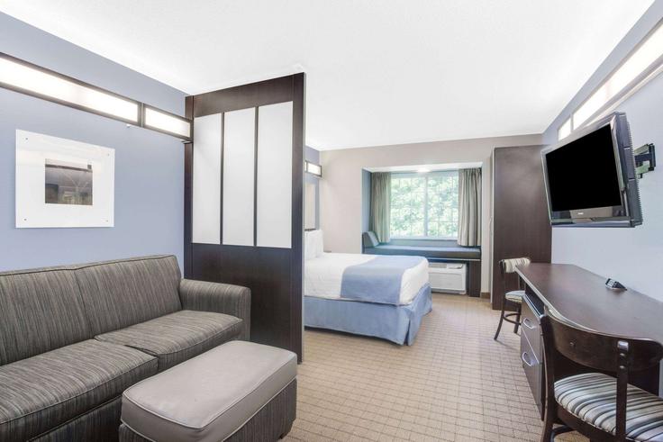 Salle de séjour élégante avec mobilier moderne dans un appartement à Building West Morris Street - wyndham - 1687221 à Bath, Bath