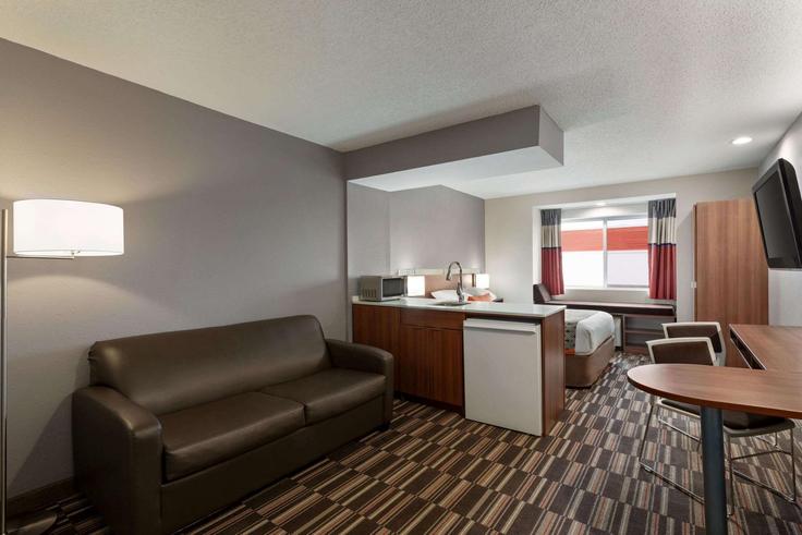 Tifton TiftonのBuilding South Virginia Avenue - wyndham - 1689048のアパートメントにある、モダンな家具を備えたエレガントなデザインのリビングルーム