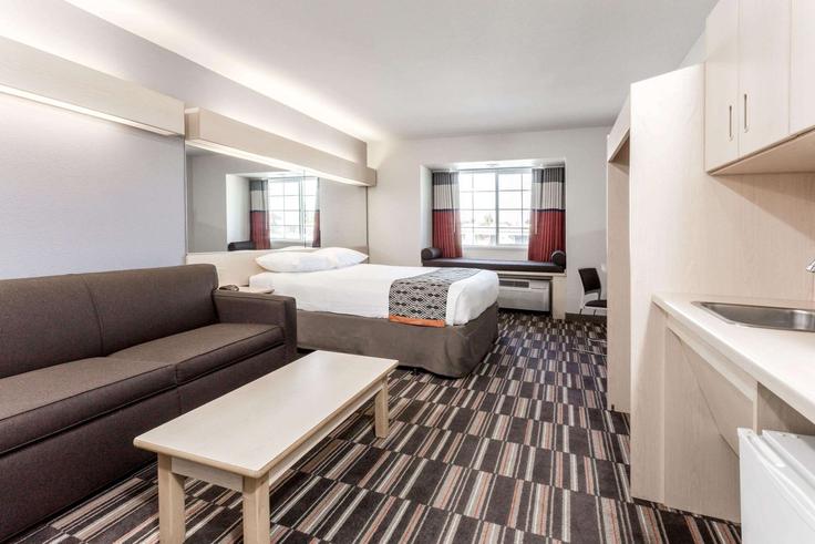 Building Herndon Road - wyndham - 1673944 adresindeki bir dairede modern mobilyalarla zarif bir şekilde tasarlanmış oturma odası Ceres, Ceres