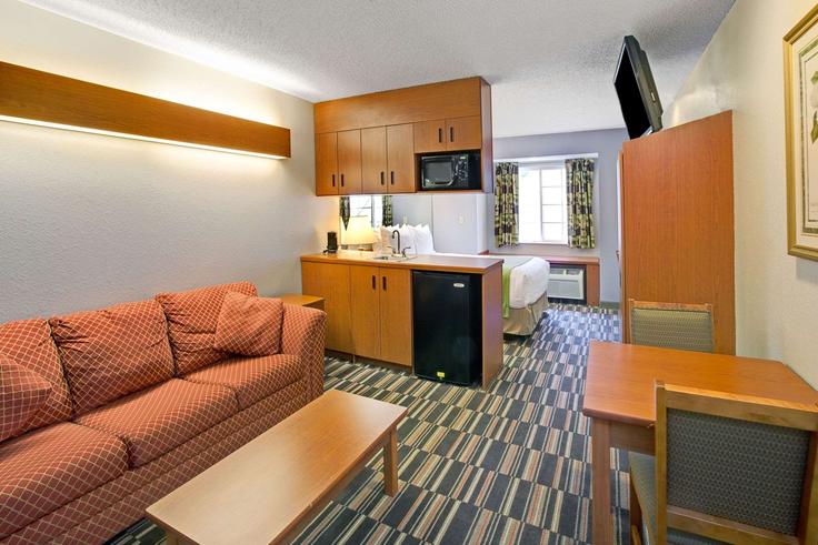 Building Casino Trail - wyndham - 1669824 adresindeki bir dairede modern mobilyalarla zarif bir şekilde tasarlanmış oturma odası Cherokee, Cherokee Building Casino Trail - wyndham - 1669824 adresindeki bir dairede modern mobilyalarla zarif bir şekilde tasarlanmış oturma odası Cherokee, Cherokee