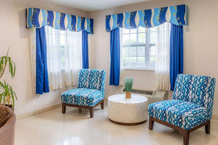 Elegantly designed living room with modern furnishings in an apartment at Building East King Avenue - wyndham - 1667244 in Kingsland, Kingsland Elegantly designed living room with modern furnishings in an apartment at Building East King Avenue - wyndham - 1667244 in Kingsland, Kingsland