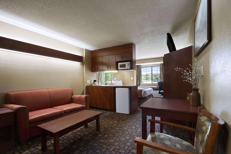 Elegant gestaltetes Wohnzimmer mit moderner Einrichtung in einer Wohnung im Building Evans Mill Road - wyndham - 1670379 in Stonecrest, Stonecrest