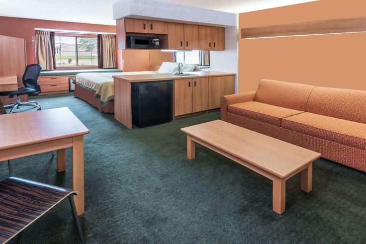 Columbus, Columbus에 위치한 Building Feder Road - wyndham - 1670777 유닛의 세련된 인테리어가 돋보이는 거실 Columbus, Columbus에 위치한 Building Feder Road - wyndham - 1670777 유닛의 세련된 인테리어가 돋보이는 거실