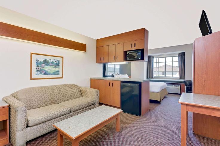 Augusta, Augusta에 위치한 Building Riverwest Drive - wyndham - 1669976 유닛의 세련된 인테리어가 돋보이는 거실 Augusta, Augusta에 위치한 Building Riverwest Drive - wyndham - 1669976 유닛의 세련된 인테리어가 돋보이는 거실