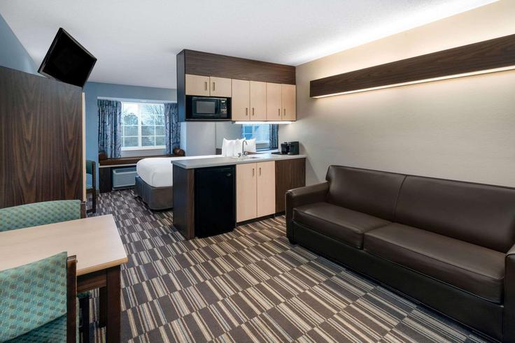 Elegante sala de estar con mobiliario moderno en un apartamento en Building Fountain Court - wyndham - 1670303 en Columbus, Columbus