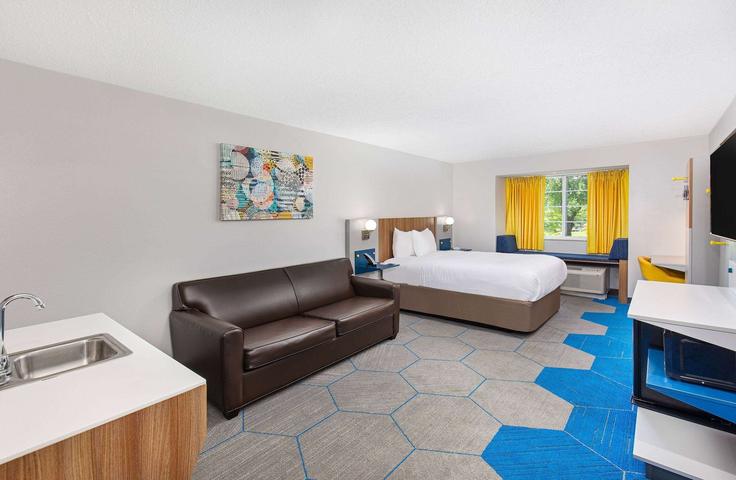 Elegante sala de estar con mobiliario moderno en un apartamento en Building Fountain Court - wyndham - 1670274 en Columbus, Columbus
