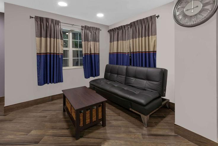 Salle de séjour élégante avec mobilier moderne dans un appartement à Building Winterson Road - wyndham - 1667646 à Linthicum Heights, Linthicum Heights Salle de séjour élégante avec mobilier moderne dans un appartement à Building Winterson Road - wyndham - 1667646 à Linthicum Heights, Linthicum Heights