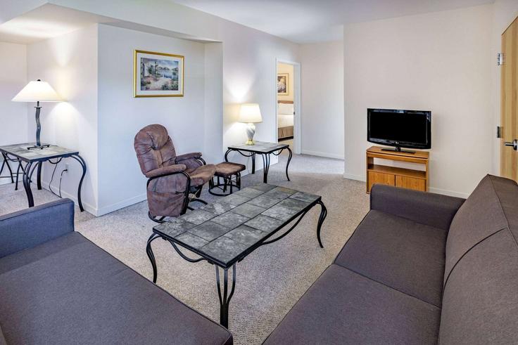 Elegant gestaltetes Wohnzimmer mit moderner Einrichtung in einer Wohnung im Building State Route 3 - wyndham - 1669119 in Plattsburgh, Plattsburgh